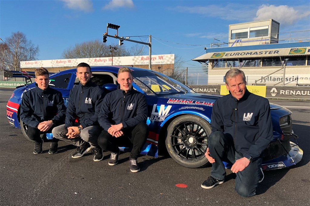 Teamchef Lars Mogensen med LM Racings 2018-lineup: (f.v.) Jacob Mathiassen, Dennis Lind og Frederik
(Foto: LM Racing)